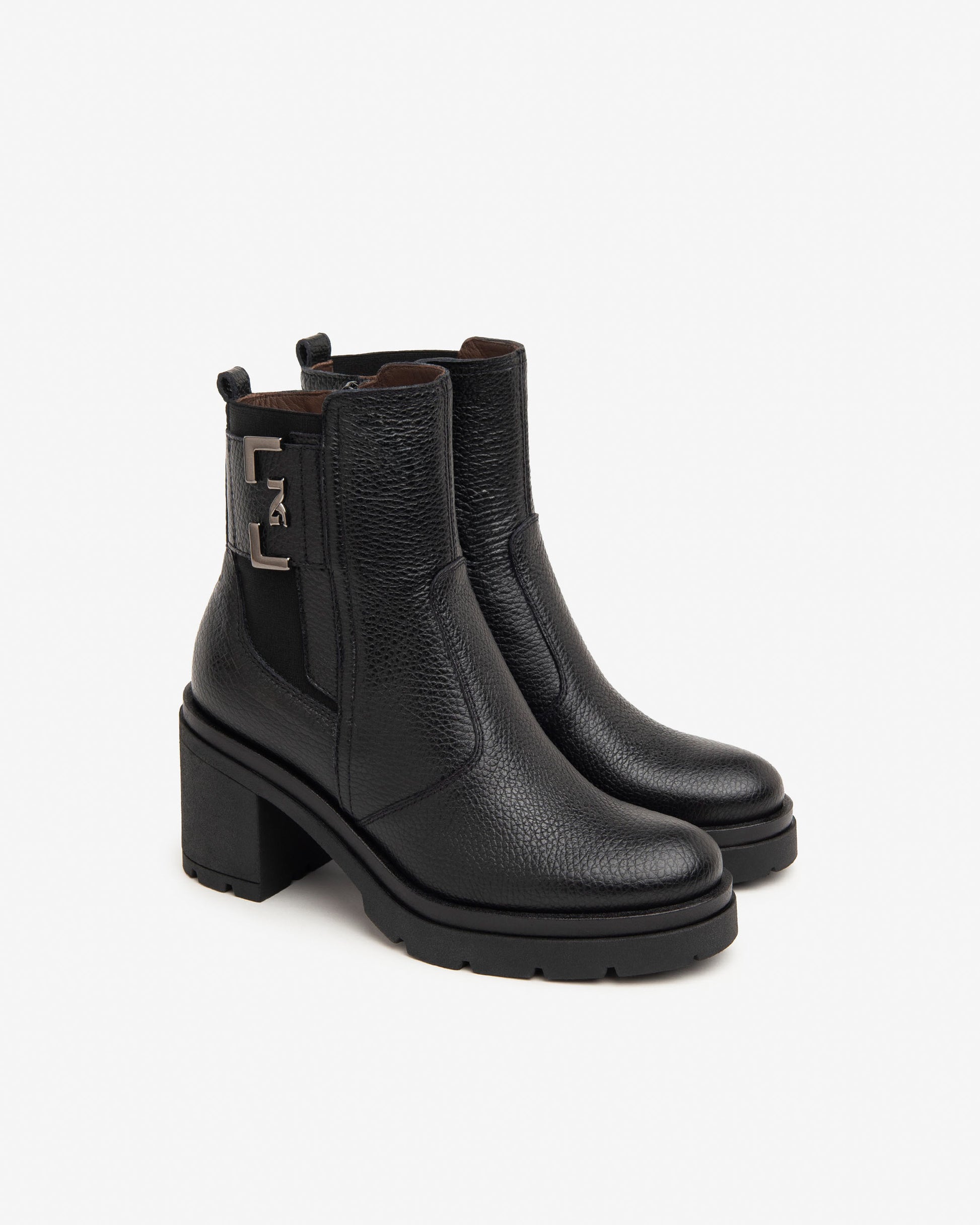 Diese stilvolle Stiefelette von NeroGiardini ist ein echter Hingucker: Gefertigt aus hochwertigem schwarzem Leder, kombiniert sie italienische Handwerkskunst mit einem eleganten, femininen Design. Der 8 cm hohe Blockabsatz verleiht Höhe und Stabilität – ideal für den Alltag oder abends zum Ausgehen. Der seitliche Reißverschluss ermöglicht ein schnelles An- und Ausziehen.