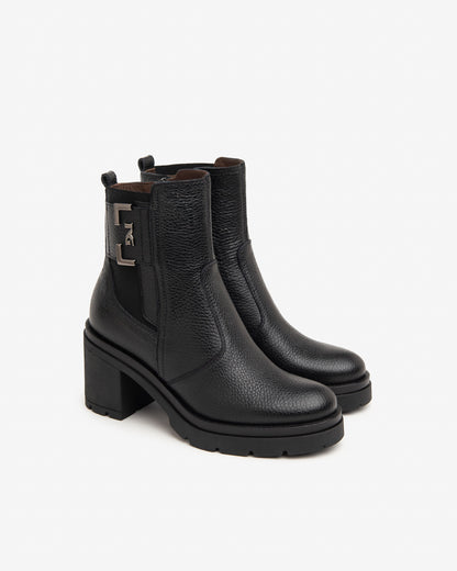 Diese stilvolle Stiefelette von NeroGiardini ist ein echter Hingucker: Gefertigt aus hochwertigem schwarzem Leder, kombiniert sie italienische Handwerkskunst mit einem eleganten, femininen Design. Der 8 cm hohe Blockabsatz verleiht Höhe und Stabilität – ideal für den Alltag oder abends zum Ausgehen. Der seitliche Reißverschluss ermöglicht ein schnelles An- und Ausziehen.