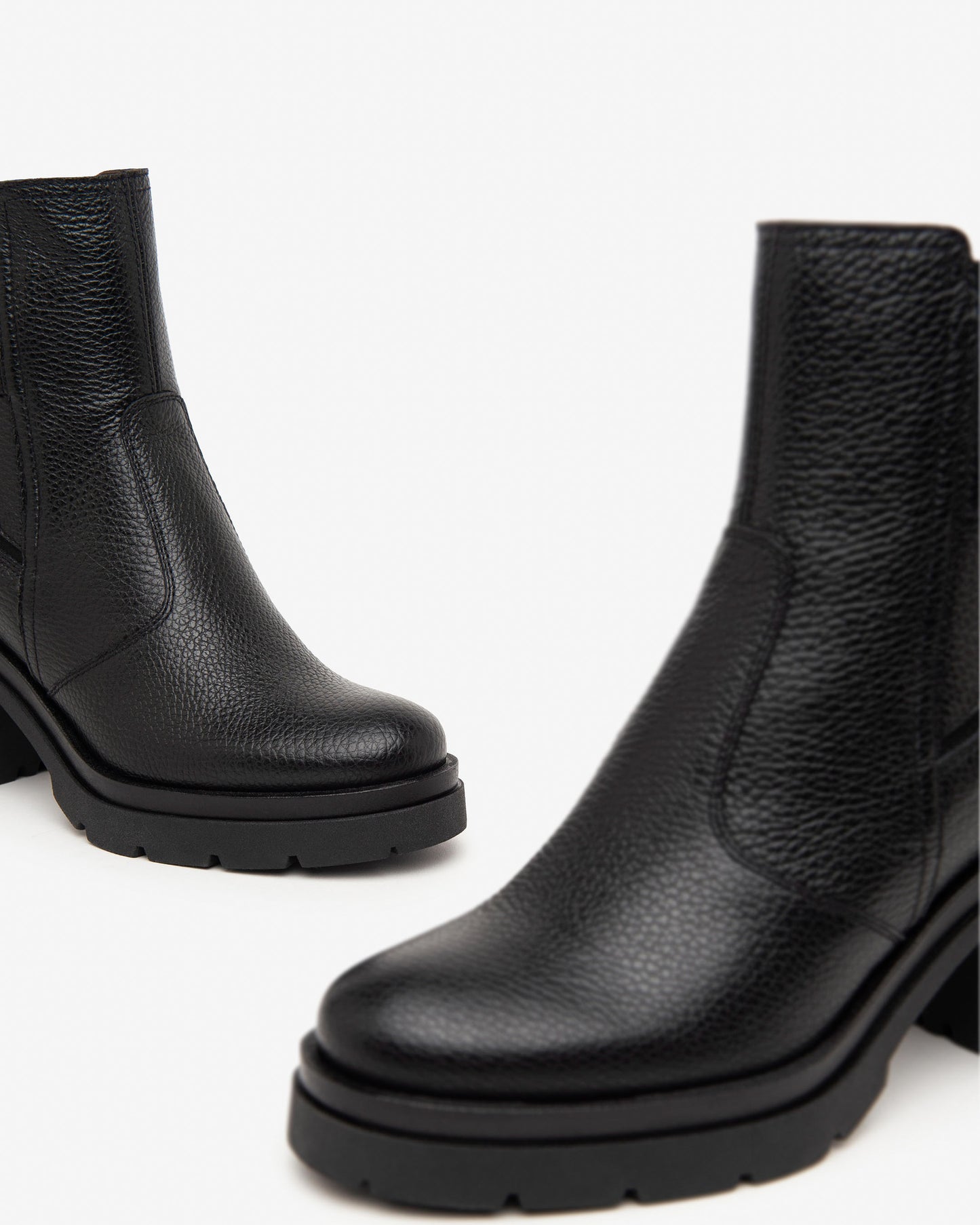 Diese stilvolle Stiefelette von NeroGiardini ist ein echter Hingucker: Gefertigt aus hochwertigem schwarzem Leder, kombiniert sie italienische Handwerkskunst mit einem eleganten, femininen Design. Der 8 cm hohe Blockabsatz verleiht Höhe und Stabilität – ideal für den Alltag oder abends zum Ausgehen. Der seitliche Reißverschluss ermöglicht ein schnelles An- und Ausziehen.