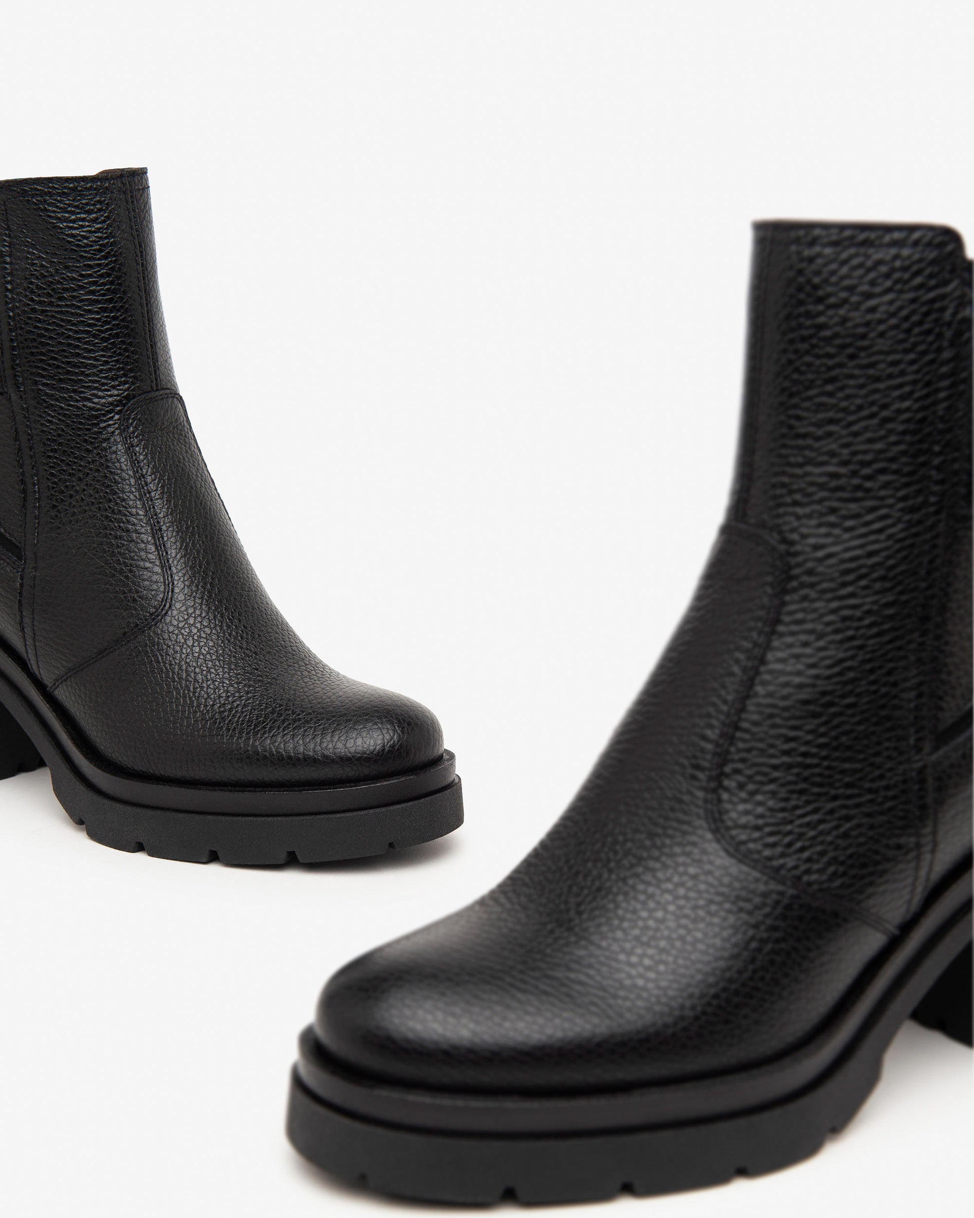 Diese stilvolle Stiefelette von NeroGiardini ist ein echter Hingucker: Gefertigt aus hochwertigem schwarzem Leder, kombiniert sie italienische Handwerkskunst mit einem eleganten, femininen Design. Der 8 cm hohe Blockabsatz verleiht Höhe und Stabilität – ideal für den Alltag oder abends zum Ausgehen. Der seitliche Reißverschluss ermöglicht ein schnelles An- und Ausziehen.