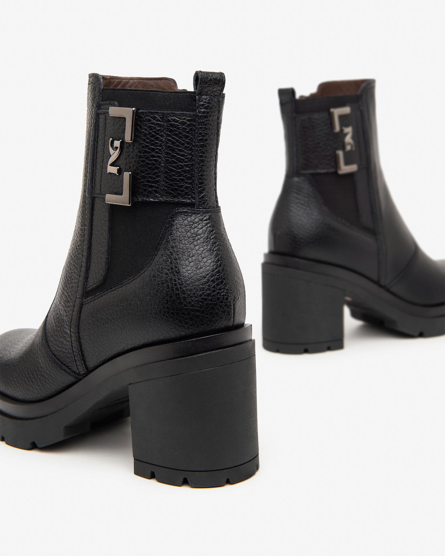 Diese stilvolle Stiefelette von NeroGiardini ist ein echter Hingucker: Gefertigt aus hochwertigem schwarzem Leder, kombiniert sie italienische Handwerkskunst mit einem eleganten, femininen Design. Der 8 cm hohe Blockabsatz verleiht Höhe und Stabilität – ideal für den Alltag oder abends zum Ausgehen. Der seitliche Reißverschluss ermöglicht ein schnelles An- und Ausziehen.