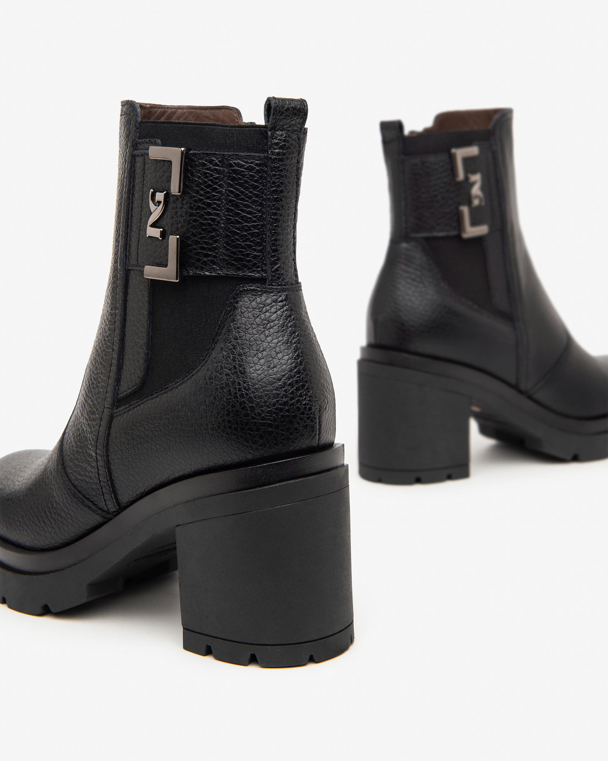 Diese stilvolle Stiefelette von NeroGiardini ist ein echter Hingucker: Gefertigt aus hochwertigem schwarzem Leder, kombiniert sie italienische Handwerkskunst mit einem eleganten, femininen Design. Der 8 cm hohe Blockabsatz verleiht Höhe und Stabilität – ideal für den Alltag oder abends zum Ausgehen. Der seitliche Reißverschluss ermöglicht ein schnelles An- und Ausziehen.