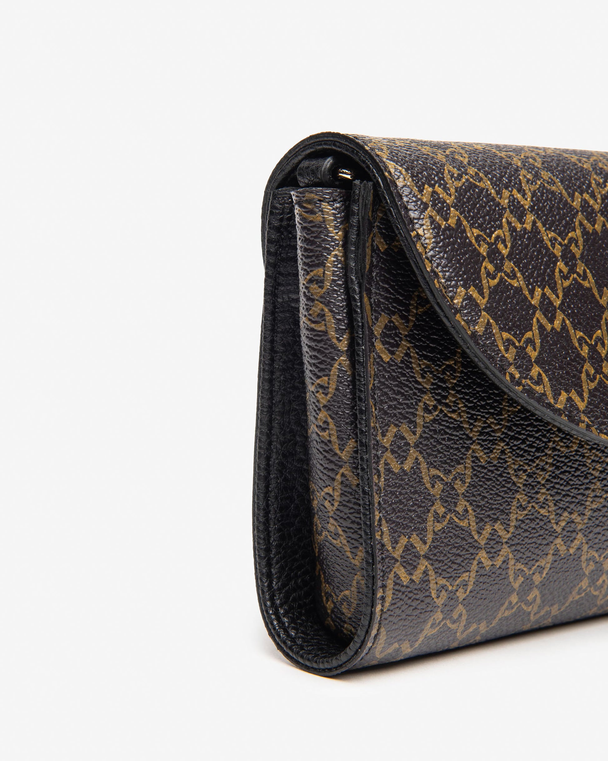 Die stilvolle Clutch von NeroGiardini vereint modernes Design mit praktischer Funktionalität. Gefertigt aus hochwertigem technischem Material und ausgestattet mit einem Druckknopfverschluss, ist sie der ideale Begleiter für elegante Abendveranstaltungen, Partys oder festliche Anlässe.