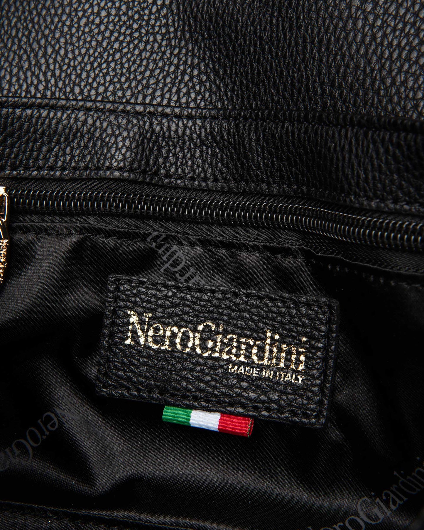 Die stilvolle Clutch von NeroGiardini vereint modernes Design mit praktischer Funktionalität. Gefertigt aus hochwertigem technischem Material und ausgestattet mit einem Druckknopfverschluss, ist sie der ideale Begleiter für elegante Abendveranstaltungen, Partys oder festliche Anlässe.