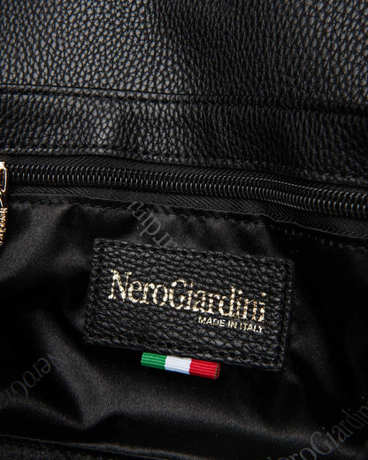 Die stilvolle Clutch von NeroGiardini vereint modernes Design mit praktischer Funktionalität. Gefertigt aus hochwertigem technischem Material und ausgestattet mit einem Druckknopfverschluss, ist sie der ideale Begleiter für elegante Abendveranstaltungen, Partys oder festliche Anlässe.