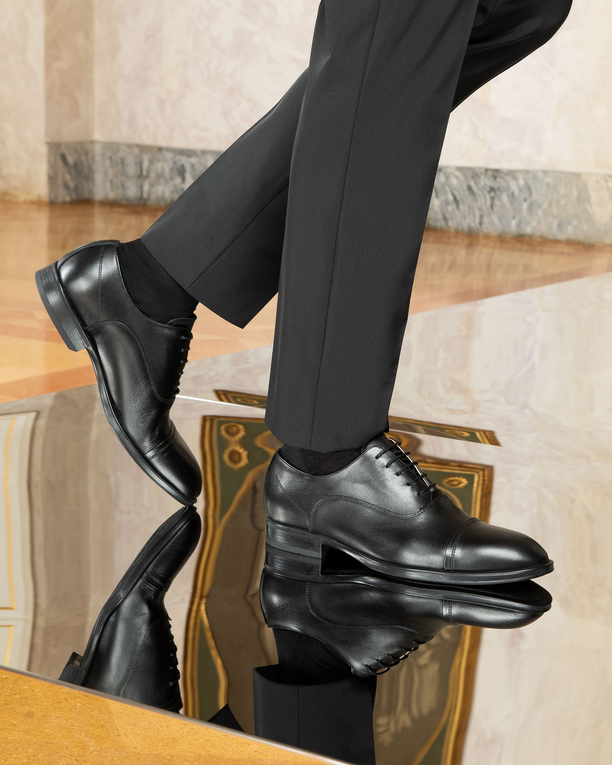 Der elegante NeroGiardini Herrenschuhe aus der Premium-Kollektion steht für italienische Handwerkskunst und zeitlose Eleganz. Aus feinem Leder gefertigt – sowohl innen als auch außen – bietet er optimalen Tragekomfort und hervorragende Atmungsaktivität. Die herausnehmbare Innensohle und die dezente Absatzhöhe von 2,5 cm vereinen Stil und Bequemlichkeit. Ein vielseitiger Schnürschuh für stilbewusste Männer – ob fürs Büro oder festliche Anlässe.