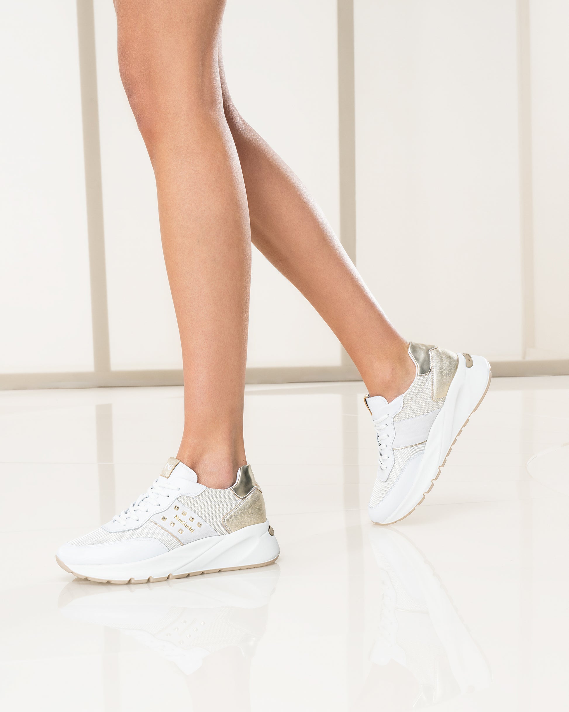Diese modernen Damen-Sneaker von NeroGiardini bestehen aus hochwertigem Leder, Canvas und technischem Material. Die bequeme Passform, ein sportlicher Look und die DryGo!®-Innensohle für optimale Feuchtigkeitsregulierung machen sie zum perfekten Begleiter für Alltag und besondere Anlässe. Das italienische Design verleiht jedem Outfit einen trendigen Touch mit Persönlichkeit.
