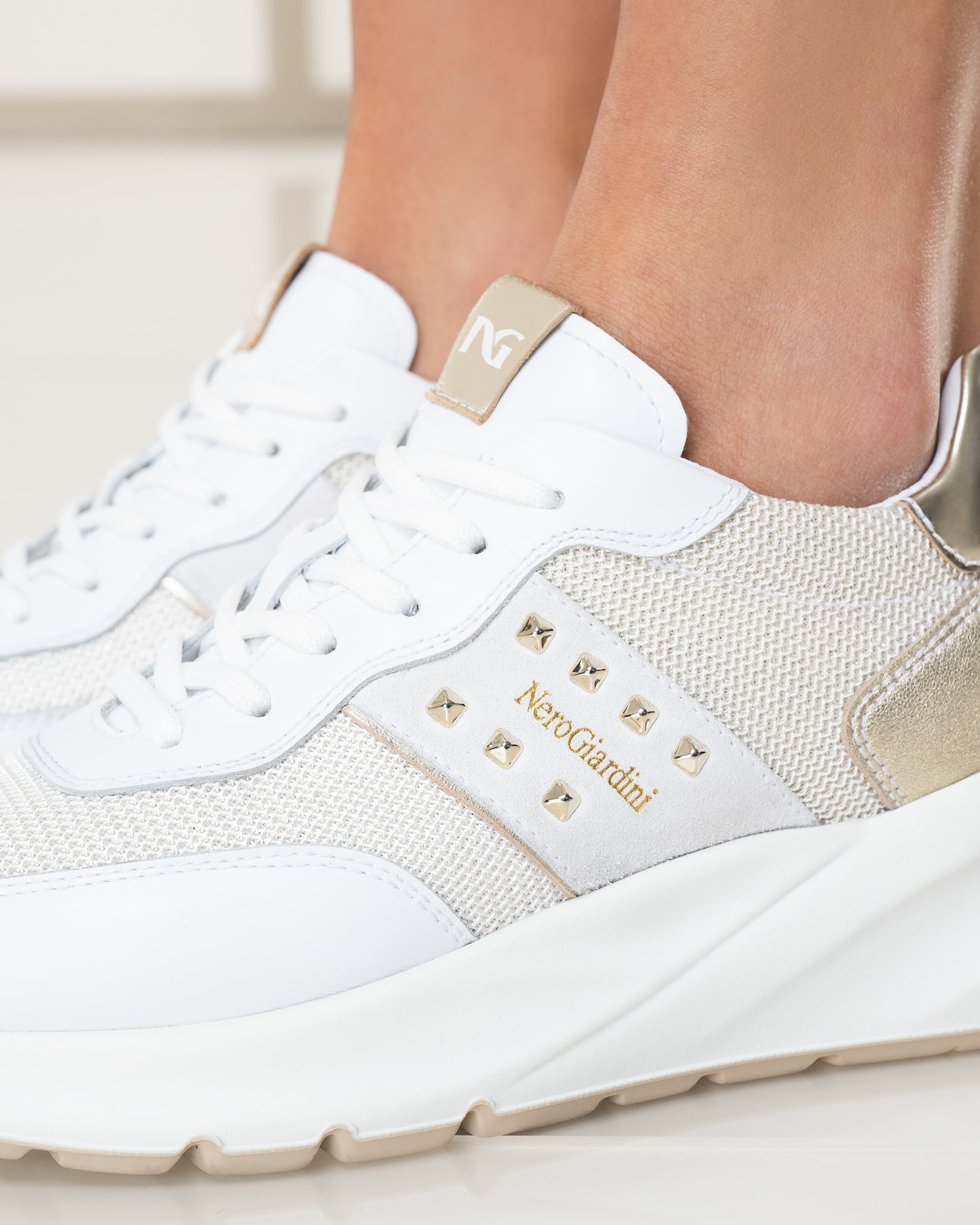 Diese modernen Damen-Sneaker von NeroGiardini bestehen aus hochwertigem Leder, Canvas und technischem Material. Die bequeme Passform, ein sportlicher Look und die DryGo!®-Innensohle für optimale Feuchtigkeitsregulierung machen sie zum perfekten Begleiter für Alltag und besondere Anlässe. Das italienische Design verleiht jedem Outfit einen trendigen Touch mit Persönlichkeit.