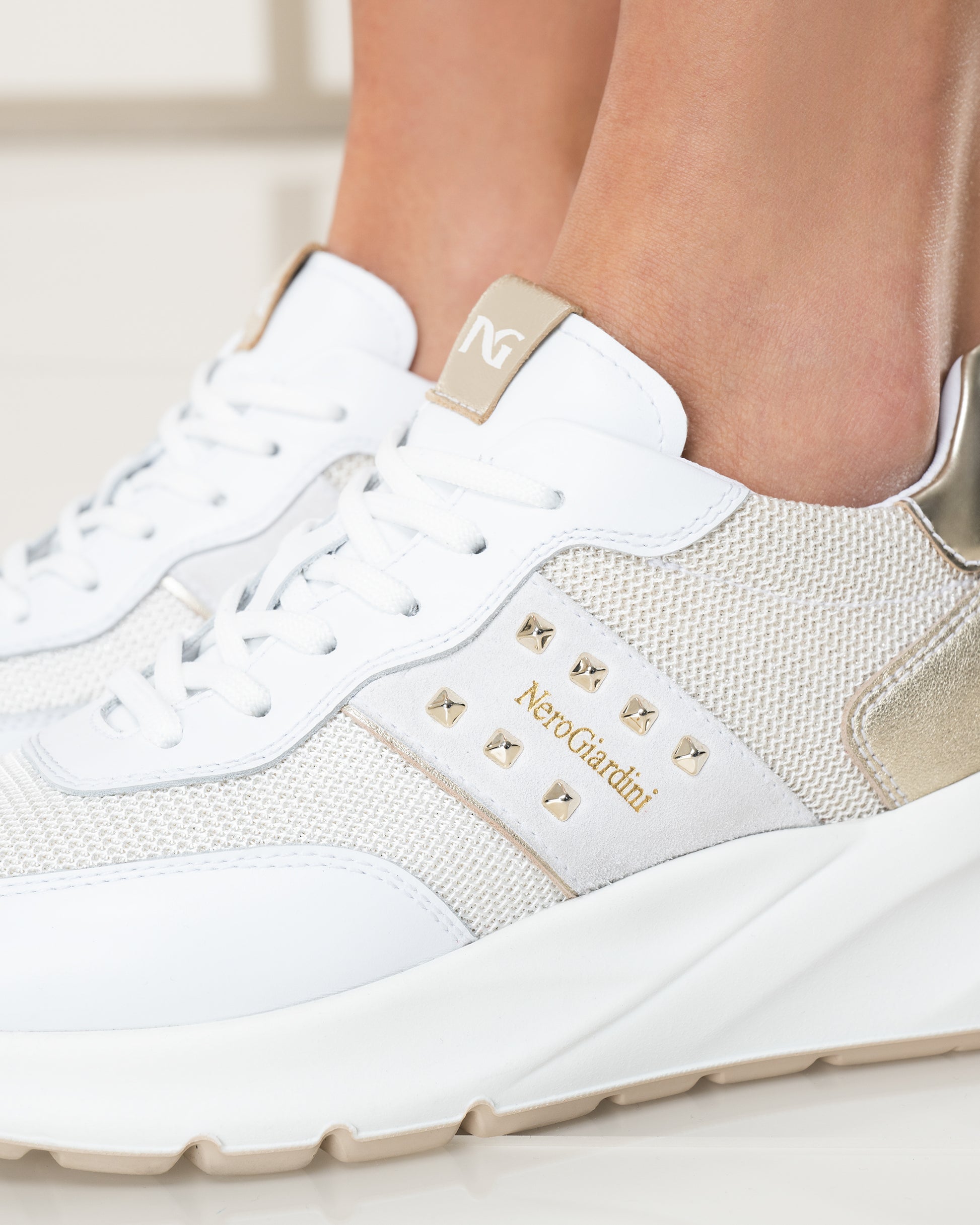 Diese modernen Damen-Sneaker von NeroGiardini bestehen aus hochwertigem Leder, Canvas und technischem Material. Die bequeme Passform, ein sportlicher Look und die DryGo!®-Innensohle für optimale Feuchtigkeitsregulierung machen sie zum perfekten Begleiter für Alltag und besondere Anlässe. Das italienische Design verleiht jedem Outfit einen trendigen Touch mit Persönlichkeit.