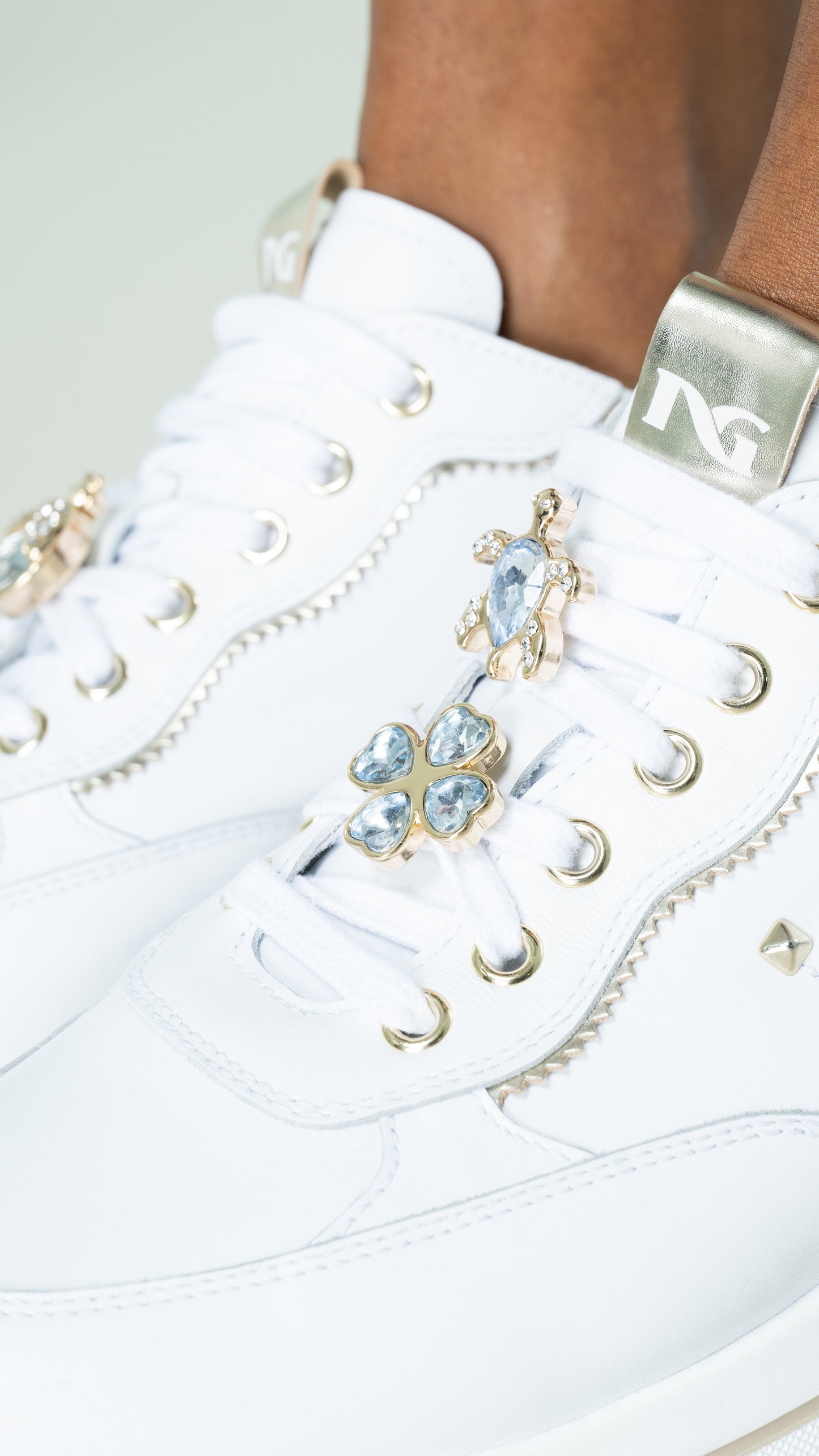 Diese modernen Damen-Sneaker von NeroGiardini bestehen aus hochwertigem Leder. Der 4,5 cm hohe Plateau-Absatz, die bequeme Passform und die innovative DryGo!®-Innensohle sorgen für ganztägigen Komfort und frischen Tragekomfort. Das elegante italienische Design verleiht jedem Outfit einen modernen, stilvollen Akzent.