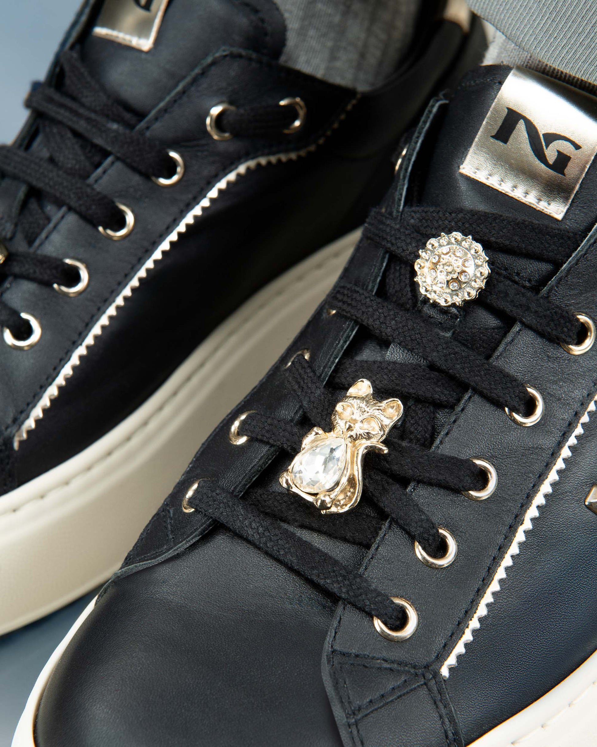 Damen-Sneakers von NeroGiardini kombinieren Leder und technisches Gewebe. Mit 5 cm Absatz, Schnürverschluss und herausnehmbarer Innensohle.