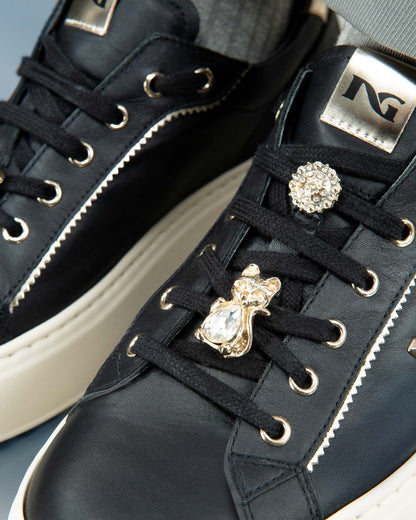 Damen-Sneakers von NeroGiardini kombinieren Leder und technisches Gewebe. Mit 5 cm Absatz, Schnürverschluss und herausnehmbarer Innensohle.