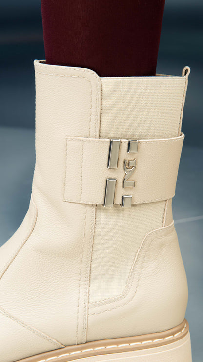 Diese stilvolle Chelsea-Stiefelette von NeroGiardini überzeugt durch ihre moderne Farbgebung in Beige und die hochwertige Verarbeitung aus italienischem Echtleder. Der seitliche Reißverschluss sorgt für ein schnelles Anziehen, während der 3 cm hohe Blockabsatz angenehmen Tragekomfort bietet. Ein perfekter Alltagsbegleiter mit eleganter Note – ideal für jede Jahreszeit.