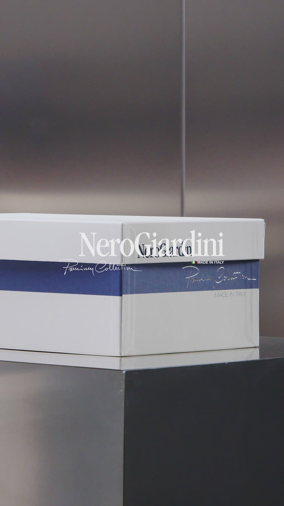 Der elegante NeroGiardini Herrenschuhe aus der Premium-Kollektion steht für italienische Handwerkskunst und zeitlose Eleganz. Aus feinem Leder gefertigt – sowohl innen als auch außen – bietet er optimalen Tragekomfort und hervorragende Atmungsaktivität. Die herausnehmbare Innensohle und die dezente Absatzhöhe von 2,5 cm vereinen Stil und Bequemlichkeit. Ein vielseitiger Schnürschuh für stilbewusste Männer – ob fürs Büro oder festliche Anlässe.