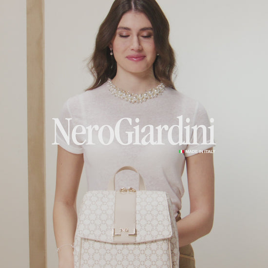 Dieser stilvolle Rucksack von NeroGiardini vereint Funktionalität mit italienischem Design. Aus technischem Gewebe gefertigt und mit edlen Details versehen, bietet er einen modernen Look und hohen Tragekomfort. Mit seinem praktischen Reißverschluss, der kompakten Größe und dem robusten Material ist er der perfekte Begleiter für Alltag und Freizeit. Das hochwertige Innenfutter sowie die sorgfältige Verarbeitung stehen für Qualität „Made in Italy“.