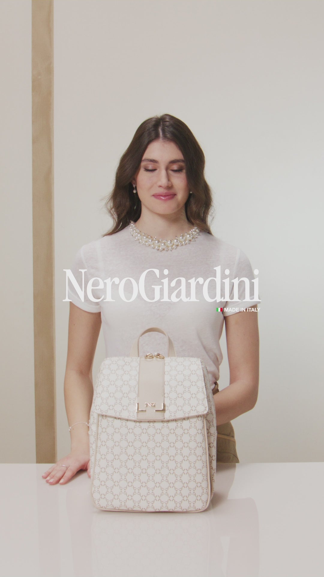 Dieser stilvolle Rucksack von NeroGiardini vereint Funktionalität mit italienischem Design. Aus technischem Gewebe gefertigt und mit edlen Details versehen, bietet er einen modernen Look und hohen Tragekomfort. Mit seinem praktischen Reißverschluss, der kompakten Größe und dem robusten Material ist er der perfekte Begleiter für Alltag und Freizeit. Das hochwertige Innenfutter sowie die sorgfältige Verarbeitung stehen für Qualität „Made in Italy“.