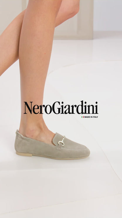 Damen-Loafer aus Wildleder in Beige von NeroGiardini